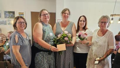 Bild: Claudia Metzler/exb
Mit einem Geschenk bedankten sich die Vertreter der Selbsthilfegruppe bei der städtischen Kontaktstelle für die Unterstützung (von rechts): Cornelia Lochner, Esther Müller-Rummel, Kerstin Bauer, Christina Struzyna und Sabine Graf.