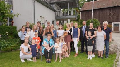 Bild: fvo
Hedwig Prößl feiert mit ihren Enkeln und Urenkeln ihren 85. Geburtstag. Routiniert hält sie die erst drei Wochen alte Lea, -die Kleinste in der Prößl – Großfamilie, im Arm.