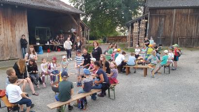 Bild: ban
Rund 30 Kinder und Jugendliche hatten viel Spaß beim Stockbrotgrillen über dem Lagerfeuer.