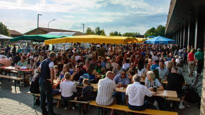 Bild: Feuerwehr Tirschenreuth/exb
Viele Gäste besuchten bei schönem Wetter das Feuerwehr-Gartenfest in Tirschenreuth.