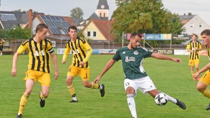 Bild: Gebert
Der Mitterteicher Daniel Lauterbach (grünes Trikot) kommt im Strafraum der SpVgg Bayreuth II zum Schuss, doch der Ball verfehlt das Ziel. Der SV Mitterteich verlor am Mittwoch das Nachholspiel gegen die Regionalliga-Reserve mit 1:2.