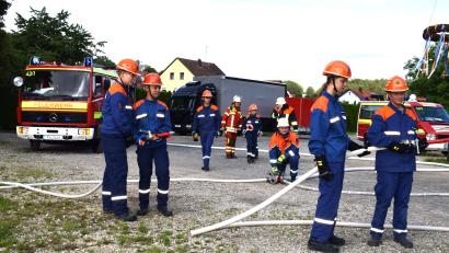 Bild: no
Die im Frühjahr 2023 formierte Gemeindejugendfeuerwehr Illschwang präsentierte sich den Gästen des Hallenfests bei einer Schauübung.