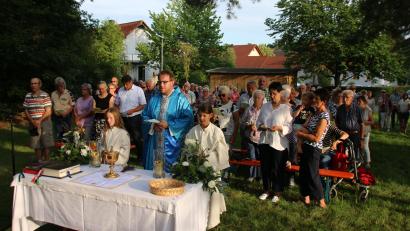 Bild: sne
Gut 100 Gläubige wohnen dem Gottesdienst an Mariä Himmelfahrt in Grafenwöhr bei.