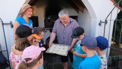 Bild: le
Noch bevor der Brotteig in den Holzbackofen geschoben wurde, erläuterte Thomas Buchner den Kindern den Backvorgang.