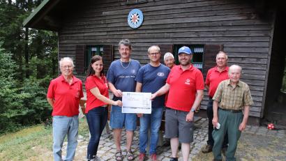 Bild: Tanja Liedl/exb
Der FC-Bayern-Stammtisch Immenreuth überreichte eine Spende von 500 Euro an die Bergwacht Tannenberg in Immenreuth. Diese nahmen die stellvertretende Bereitschaftsleiterin Stefanie Schmid (Zweite von links) und Bereitschaftsleiter Alexander Brunner (Dritter von rechts) entgegen.