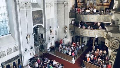 Bild: wro
Allein während der Gottesdienste um 8.30 Uhr und 10.15 Uhr kamen weit über 400 Gläubige, um den Festtag Mariä Himmelfahrt und das Patrozinium in Fuchsmühl mitzufeiern.