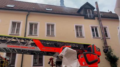 Bild: Gabi Schönberger
Von außen ist bei dem Feuerwehreinsatz am Freitagvormittag in der Weidener Altstadt wenig zu sehen. Das Feuer war klein, nur drang sehr viel Rauch in die oberen Stockwerke. Unter den fünf Verletzten ist ein Säugling.