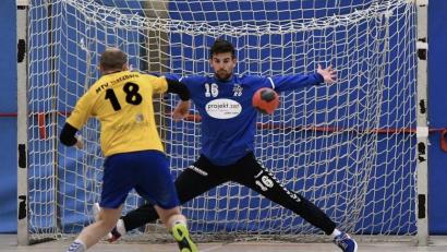 Archivbild: Bennith Rath
David Meurer (hinten) im Trikot der HSG Schülp-Westerrönfeld-Rendsburg. Der Hahnbacher wechselte nach seiner schweren Knieverletzung für drei Jahre zum Oberligisten, ehe er zum THW Kiel zurückkehrte.