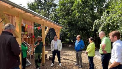 Bild: u
Vor dem Kindergarten-Blockhaus erläutern Learning-Campus-Geschäftsführer Stephan Müller (Dritter von links) Schnaittenbachs Bürgermeister Marcus Eichenmüller (Vierter von links) den Hirschauer CSU-Gästen das Konzept des Schnaittenbacher Waldkindergartens. Mit im Bild: Hirschaus Bürgermeister Hermann Falk (links), Bereichsleiterin Sabrina Sonner (Zweite von links) sowie (von rechts) Fraktionsvorsitzender Christian Gnan, Stadtrat Josef Luber, Zweiter Bürgermeisterin Bärbel Birner und Stadtrat Hans-Jürgen Schönberger.
