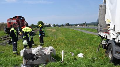 Bild: gf
Auf einem Bahnübergang in unmittelbarer Nähe der Firma Dorfner erfasste am Donnerstag, 17. August, eine Lokomotive einen Lkw.