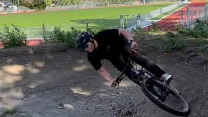 Bild: ckl
Sebastian Braun fährt mit seinem Mountainbike über die neue Pumptrack-Bahn in Kemnath.