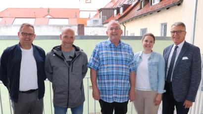 Bild: Stadt Tirschenreuth/exb
Harald Birner (Mitte) wurde von Bürgermeister Franz Stahl, stellvertretender Leiterin der Hauptverwaltung Rebecca Keck, Stadtwerke-Personalratsvorsitzenden Michael Fiedler und stellvertretenden Stadtwerkeleiter Berthold Zeitler (von rechts) in den Ruhestand verabschiedet.