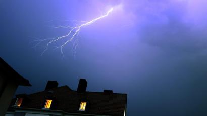 Symbolbild: Karl-Josef Hildenbrand/dpa
Der Deutsche Wetterdienst warnt vor heftigen Gewittern.