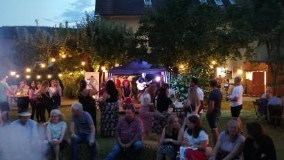 Bild: wrl
Zahlreiche Besucher kommen zum Weinfest des SV Altendorf in den Schützengarten.