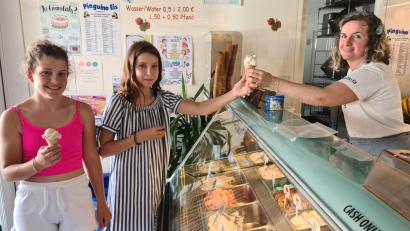 Bild: sne
Ariana de Biasi übergibt zwei jungen Leserinnen zwei Kugeln Eis. Fast 300 Gutscheine wurden eingelöst.