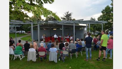 Bild: dob
Die Vohenstraußer Blasmusik mit Kapellmeister Johannes Gruber spielt im Stadtpark bei der letzten Serenade zünftig auf.