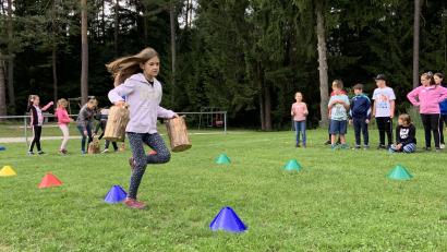 Bild: Sportklub Fürnried/exb
Schnelligkeit und Geschick erfordert das Baumstammtragen auf einem Hindernisparcours.