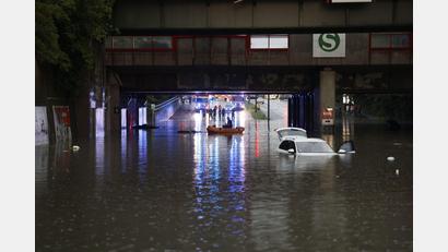 Bild: Oßwald/News5 /dpa
Einsatzkräfte der Feuerwehr können nur noch mit einem Schlauchboot zu den Autos in einer überschwemmten Unterführung gelangen.