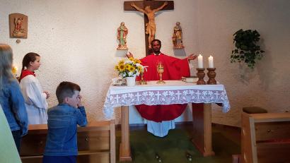 Bild: gi
Pfarrer Albert Joseph Jesuraj feiert mit den Gläubigen den Festgottesdienst zum Patrozinium St. Laurentius in Rückersrieth.