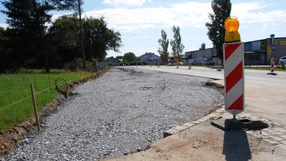 Bild: sm
Ab Montag, 21. August, geht in der Parksteinerstraße in Altenstadt/WN nichts mehr. Bis 8. September ist eine Vollsperrung wegen Asphaltierungsarbeiten nötig.