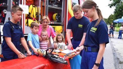 Bild: no
Junge Aktive der Illschwanger Feuerwehr ermöglichen es den Kindern, Rettungsschere und Spreizer auszuprobieren.