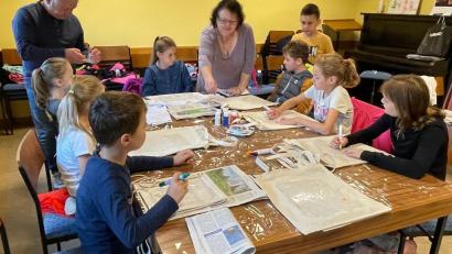 Bild: Monika Graf/exb
T-Shirts, Stofftaschen und Turnbeutel gestalten die Kinder beim Gartenbauverein Schwarzenfeld.