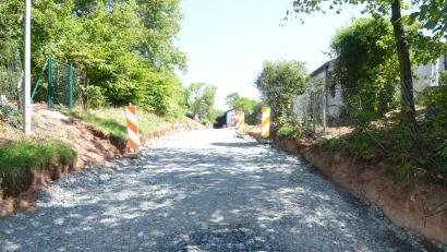 Bild: bey
Der Zeitplan für den Ausbau des Kristallweges mit Neuverlegung des Abwasserkanals, der Wasserleitungen, der Neuerrichtung der Straßenbeleuchtung und der Verlegung von Leerrohren für Internetverkabelungen wird eingehalten.