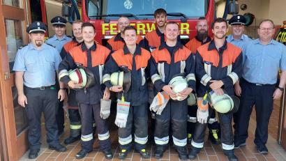 Bild: Michael Weiß/exb
Eine Gruppe der Lintacher Feuerwehr, hier mit ihren Ausbildern und Prüfern, ist bei einer Leistungsprüfung erfolgreich.