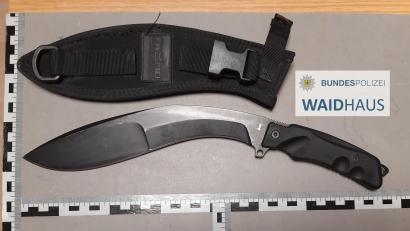 Bild: Bundespolizei Waidhaus 
Das Messer, das der 65-Jährige am Gürtel trug, ist 24 Zentimeter lang: ein gekrümmtes Kukri.