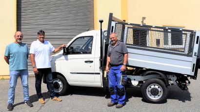 Bild: rgr
Josef Diedl (rechts) und die anderen Bauhof-Mitarbeiter haben einen neuen Piaggio bekommen. Oliver Fehr (von links) und Bürgermeister Edgar Knobloch erklärten die Gründe dieser Investition.