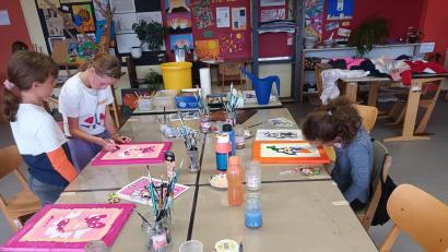 Bild: kal
Beim Ferienmalkurs an der Mittelschule Kümmersbruck gestalten die Kinder Bilder mit Figuren von Walt Disney.