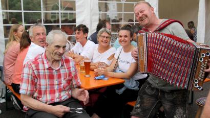 Bild: Josef Böhm/exb
Markus Maier und der „Löffl-Girgl“ sorgen mit Musik und Gesang für Stimmung an den Tischen.