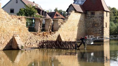 Bild: Goppelt/vifogra/dpa
In Folge der Unwetter mit Starkregen in Franken ist ein Teil der historischen Stadtmauer in Weißenburg eingestürzt.