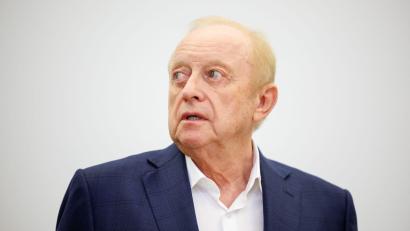 Archivbild: Matthias Balk/dpa
Alfons Schuhbeck, Koch und Unternehmer, steht vor Prozessbeginn als Angeklagter im Gerichtssaal im Landgericht München I.