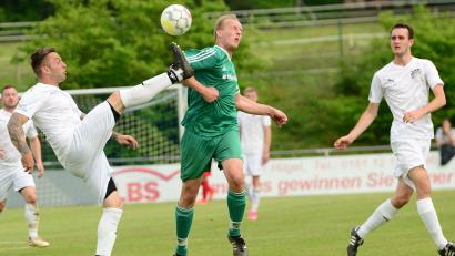 Bild: mhs
Markus Singer (grünes Trikot) und seine Mitspieler von der SpVgg Schönseer Land sind in dieser Saison noch nicht richtig in Tritt. Nervös wird deswegen im Grenzland keiner.
