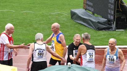 Bild: Laszlo Ertl
Der Weidener Karl Schmid (rechts) freut sich nach dem 100-Meter-Finale über Titelgewinn und Europarekord.