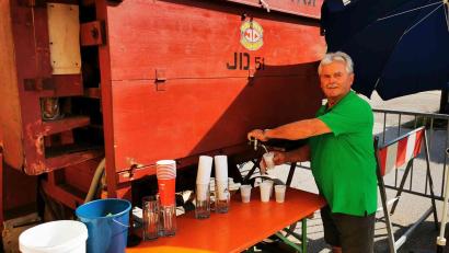 Archivbild: gz
Der "Feierer-Sepp" (Josef Füssl) zapft beim Barthlmarkt die Dreschmaschine an.