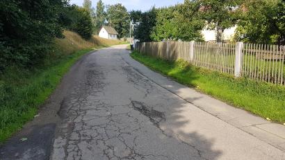 Bild: gi
Die Gemeindeverbindungsstraße zwischen Niederland und Saubersrieth befindet sich in äußerst schlechtem Zustand. Der Ausbau mit veranschlagten 1,745 Millionen Euro steht bereits im Moosbacher Haushalt.