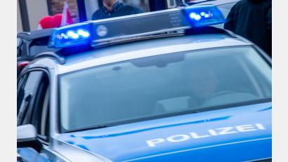 Symbolbild: Jens Büttner/dpa
Die Polizei in Weiden sucht nach einem Autofahrer, der einen 28-Jährigen zu einem Ausweichmanöver samt Reifenplatzer zwang.