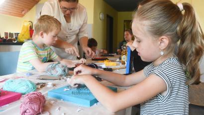 Bild: Gabi Schönberger
Beim Anfertigen der Nagelbilder ist Konzentration gefragt.