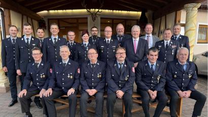 Bild: Christine Hollederer/exb
Die Aktiven der Hohenburger Ortsfeuerwehren Allersburg-Berghausen, Ransbach und Mendorferbuch-Egelsheim bringen es zusammen auf 315 Jahre Dienst. Landrat Richard Reisinger (stehend, Vierter von rechts) überreicht die staatlichen Ehrenzeichen.