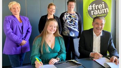 Bild: Landratsamt Wunsiedel/exb
Glückwünsche zur Vertragsunterzeichnung: Vorne Lea Wildenauer und Landrat Peter Berek, hinten von links Kornelia Schaffhauser (Gesundheitsbeauftragte des Landkreises), Nina Ziesel (Gesundheitsregion plus), Martina Busch (Gesundheitsregion plus).