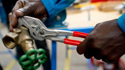 Symbolbild: Sven Hoppe/dpa
Ein Migrant arbeitet in der Lernwerkstatt in München unter professioneller Anleitung an einem Werkstück. Die Zahl der Beschäftigten mit ausländischem Pass ist im Landkreis Schwandorf seit 2017 deutlich gestiegen.