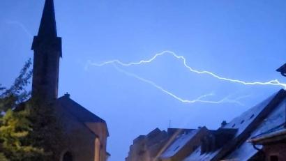 Bild: Lina Sladky/exb
Im Unwetter Freitagnacht gelang der 14-jährigen Lina Sladky ein besonderer Schnappschuss. Sie fotografierte einen Blitz über der Klosterkirche in Tirschenreuth.