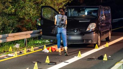 Bild: Merzbach/NEWS5/dpa
Mehrere Menschen sind bei einer Auseinandersetzung mitten auf der Autobahn A73 verletzt worden.