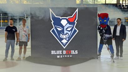 Bild: Gebert
Nur der Nebel störte ein bisschen, sonst gab es positive Reaktionen auf das neue Logo der Blue Devils. Stefan Nörl, für Social Media zuständig, Stadionsprecher Marvin Domalewski, Maskottchen "Deiferl" und Franz Vodermeier, Geschäftsführer der Blue-Devils-Spielbetriebs-GmbH (von links), stellten das neue Wappen vor.