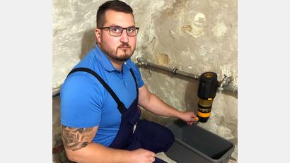 Bild: Jürgen Brunner/exb
Stadtwerke-Monteur Philipp Neidl zeigt, wie ein Trinkwasserfilter gereinigt wird. Wichtig ist nach Angaben der Stadtwerke, den Filter gut durchzuspülen.