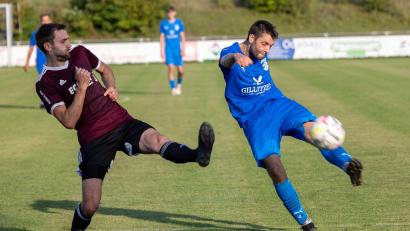 Bild: Günter Uschold
Stefan Lindner (links) vom FC Wernberg machte gegen Schwarzhofen ein starkes Spiel. Hier versucht er einen Schuss von Johannes Fleischmann zu blocken.