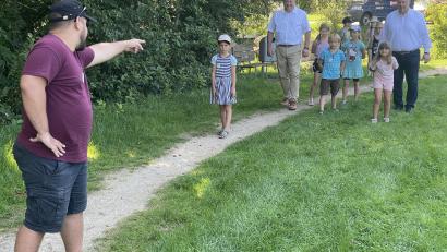 Bild: ge
Bei der Suche nach dem Super-Zepter halfen Landrat Richard Reisinger und Bürgermeister Stefan Braun (hinten von rechts) den Kinden gegen den Super-Schurken.