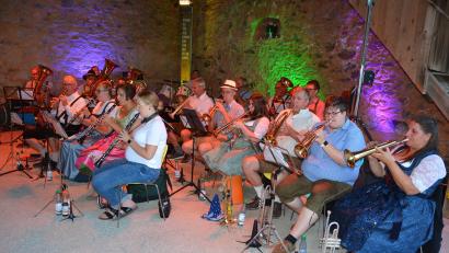 Bild: jr
Die „Kannaschreither Höidlbrummer“ spielten am Samstagabend beim 20. Weinfest im Schafferhof zünftige böhmische und bayerische Blasmusik.